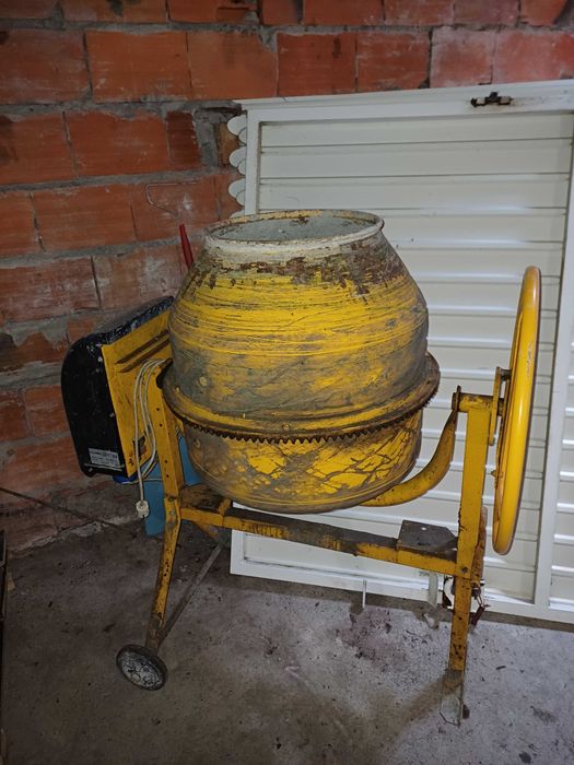 Vende se betoneira