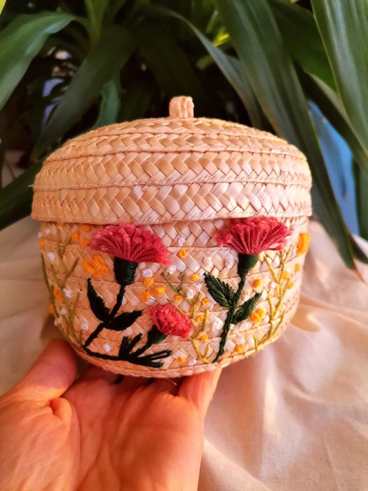 Cesta em palha bordada à mão