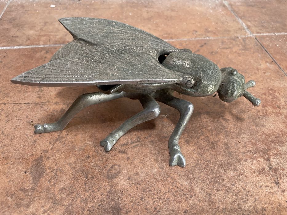 Mosca cinzeiro antigo