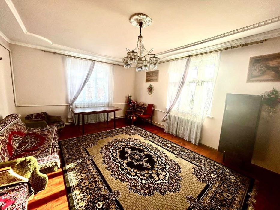 Продається будинок у селі Кінашів з  земельною ділянкою