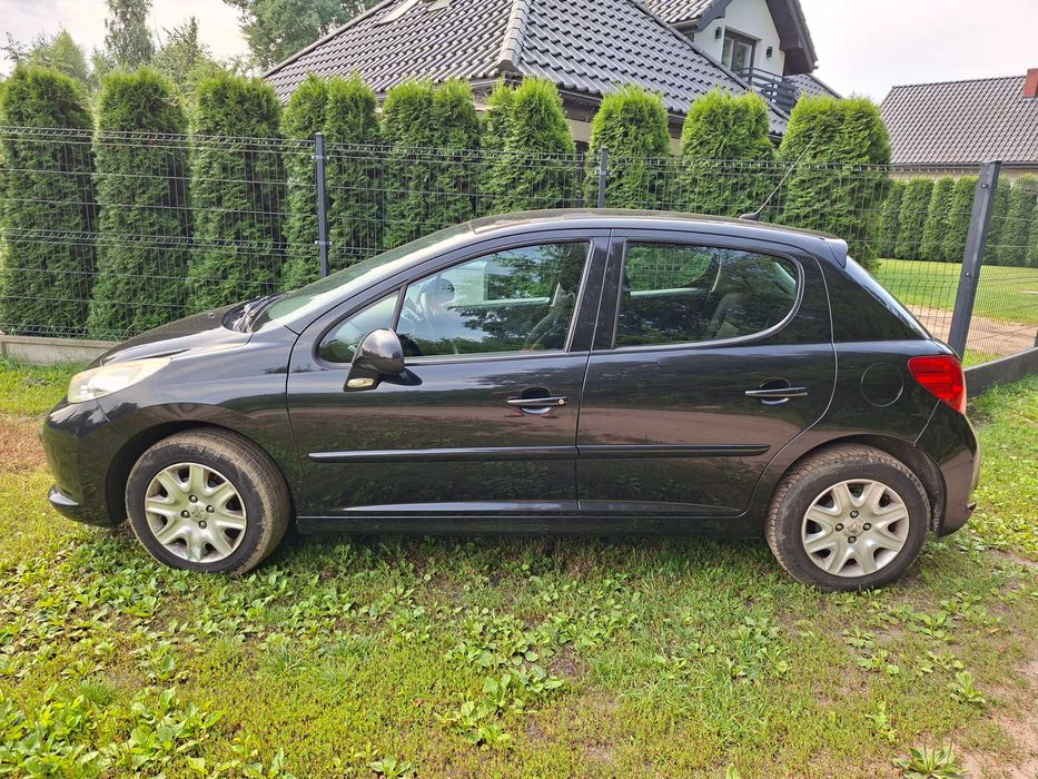 Sprzedam Peugeot 207 - czarny, klimatyzacja, benzyna