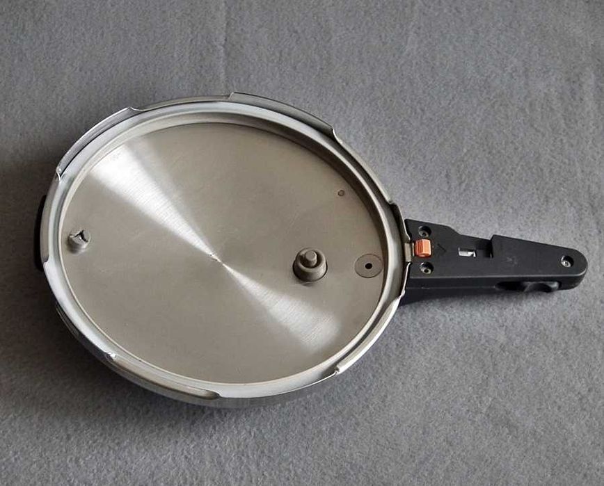 Niemiecki szybkowar WMF Perfect o pojemności 4,5l, do indukcji