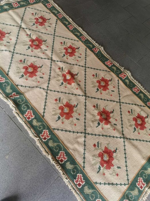 Tapete de Arraiolos feito à mão