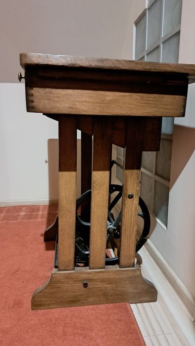 Stylowa maszyna ze stolikiem Pokój/Singer