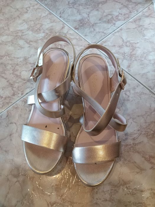 Sandálias como novas Pretas e douradas