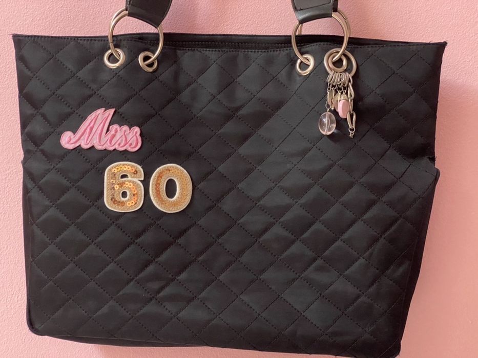 Mala Preta com apliques Miss 60 (usada)