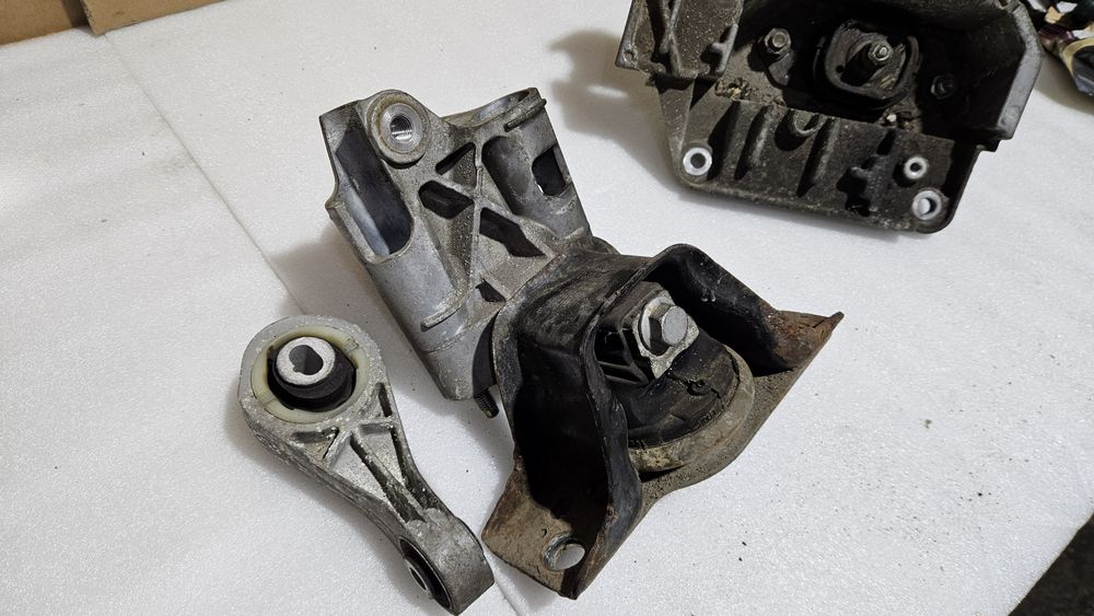 Poduszka łapa silnik 1.5 dci  nissan nv200