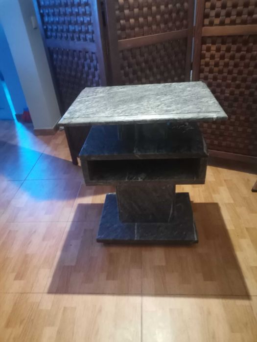 Mesa para TV e outro aparelho em mármore.