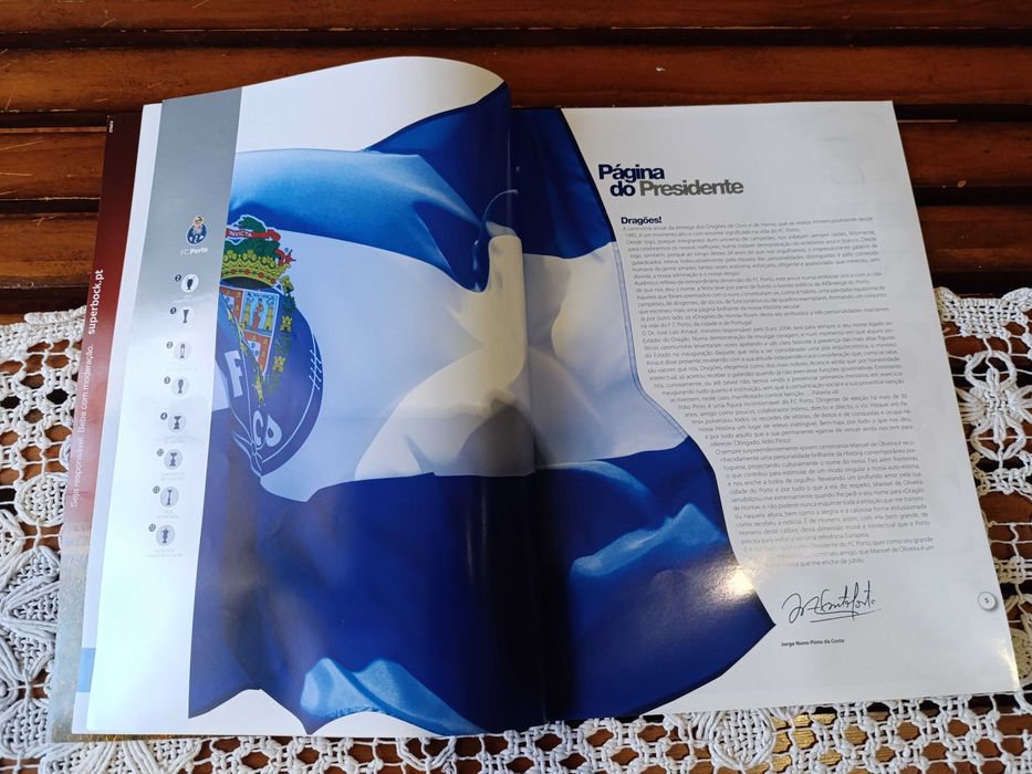Revista Dragões 2008 Tricampeão - Especial Pinto Costa, capa semi dura