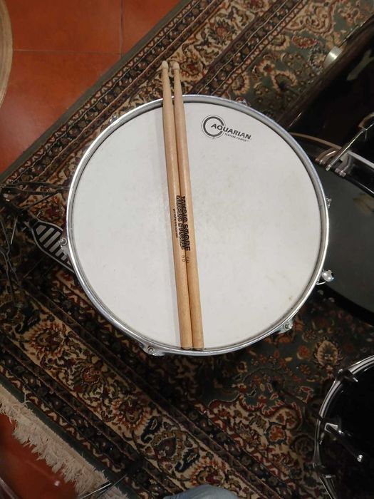 Bateria Fame + 1 par de baquetas