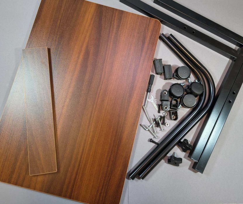 Стіл на коліщатках новий. Зручний для читання або роботи на дивані