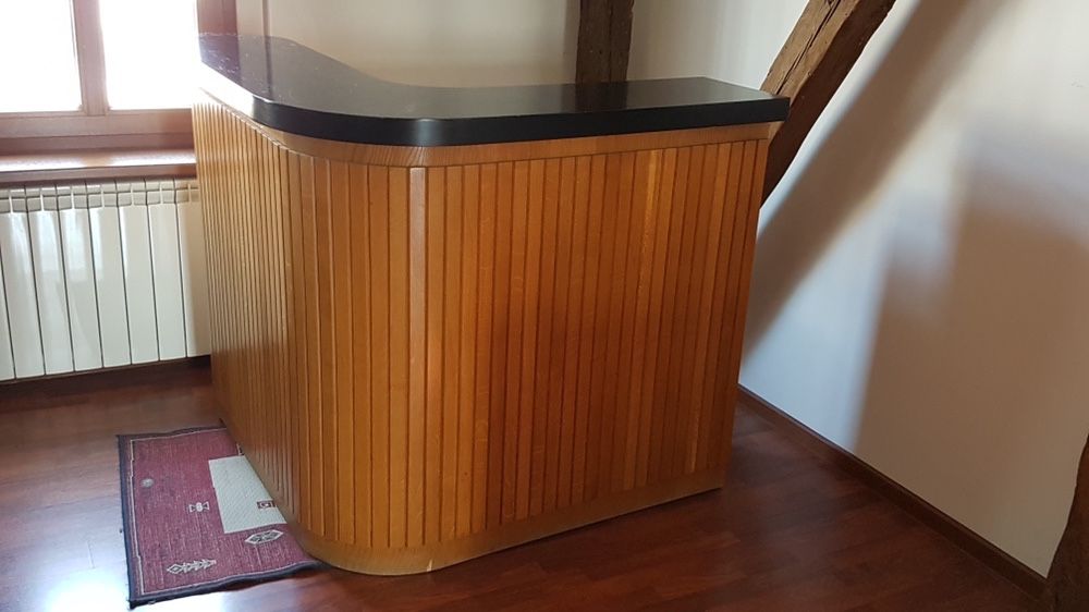 Barek dębowy z szfakami na napoje