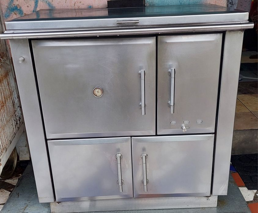 Vendo um fogão a lenha em aço inoxidável, como novo.