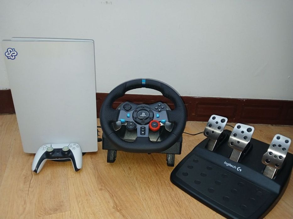 Playstation 5 + kirownica z pedałami i hamulcem