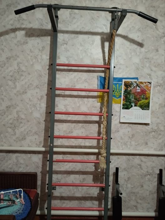 Шведська стінка б/у з планкою для пресу