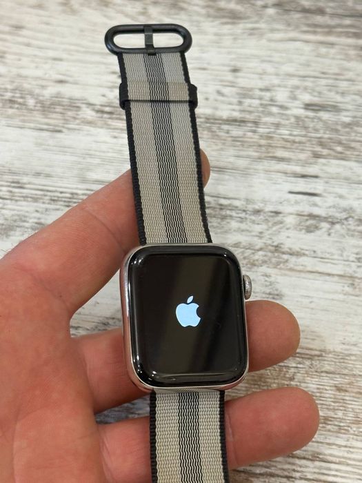 Appel Watch 5 44mm.Stainless steel + Sapphire Crystal. LTE