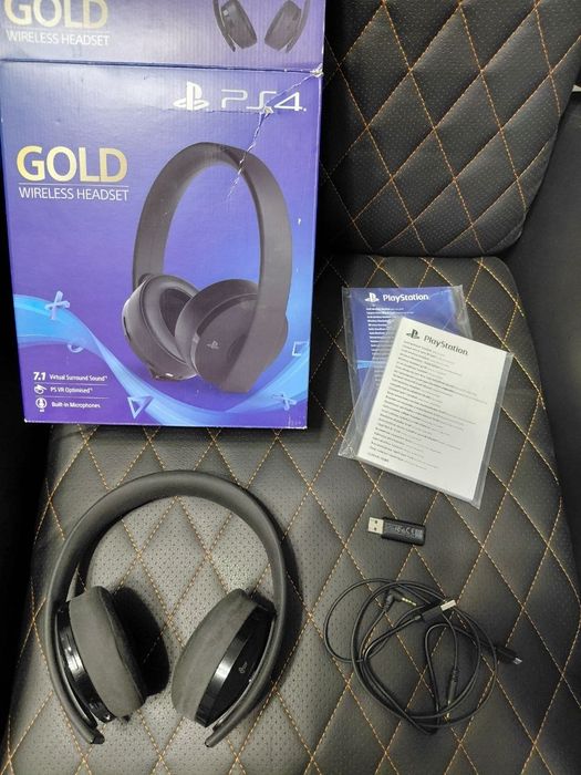 Sony Gold Wireless Headset Playstation навушники б/в 
Повний комплект.
Повністю робочі.
Потрібна заміна амбашюрів.
Вартість 1600 грн.