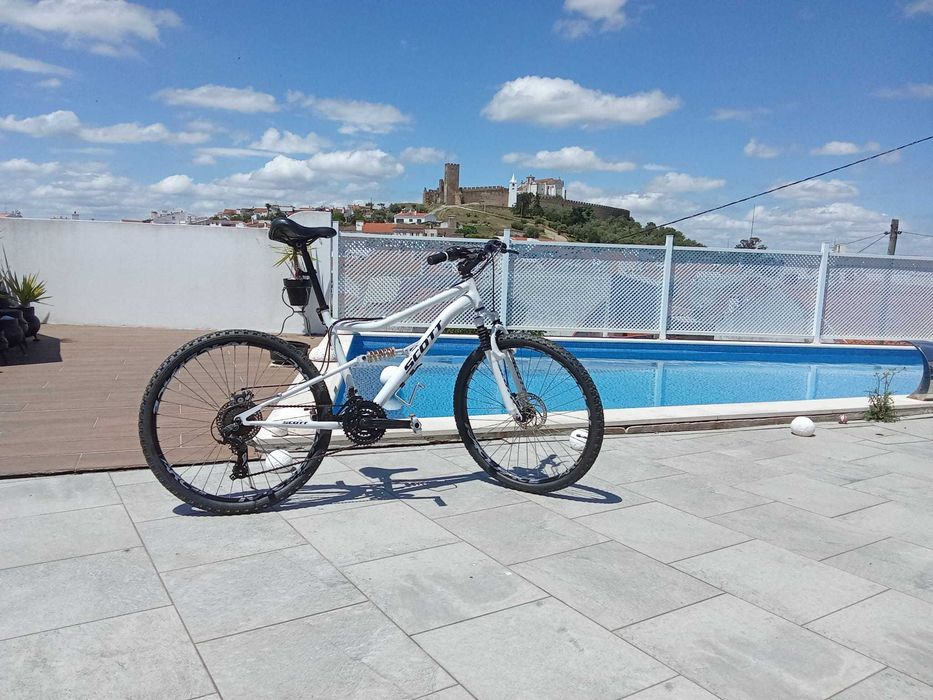 Bicicleta BTT totalmente revista