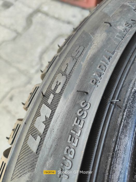 Bridgestone Blizzak LM-32s 235/40/18