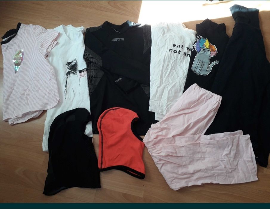 Paka ~30szt 134-140 koszulki bluzy spodnie kurtka sukienka klapki