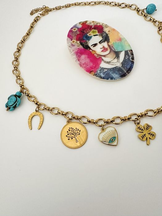 Colar amuletos, em aço