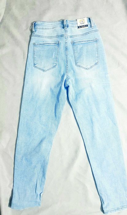 MSara Spodnie jeans dżinsy s mom fit cyrkoniowe motyle