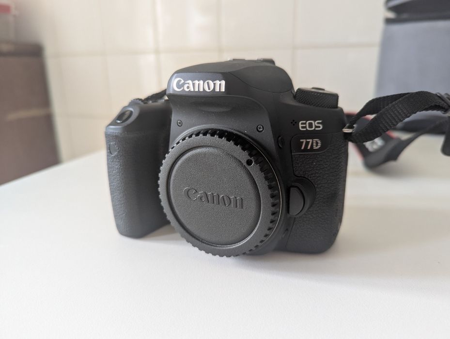Câmera Fotográfica Conjunto Canon EOS 77D com 3 objetivas COMO NOVA