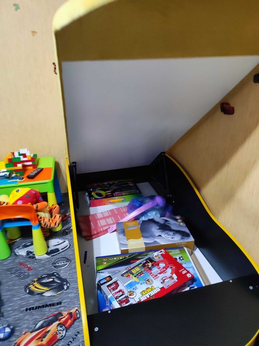 Детская кровать машина