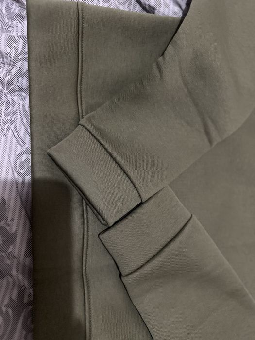 Світер з вишитим гербом