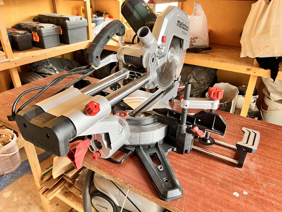 Пила торцювальна Metabo KGS 305 M