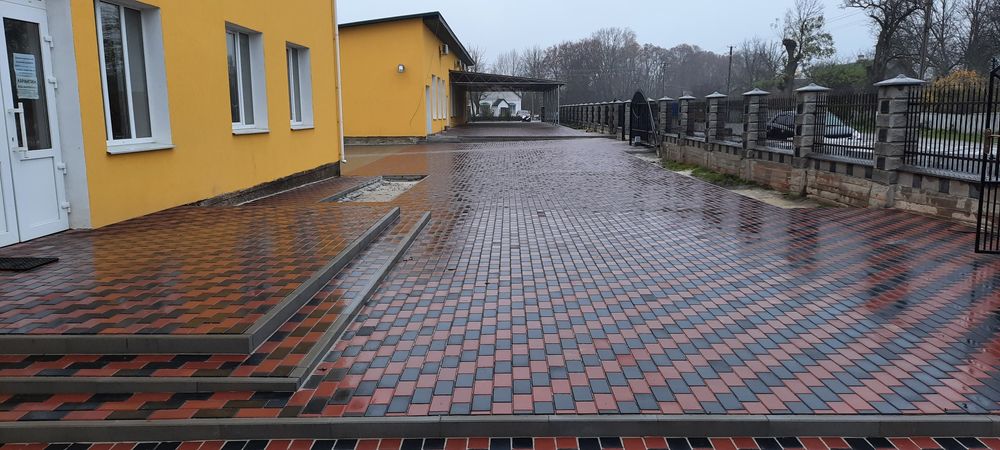 Укладка,тротуарної плитки бруківки.
