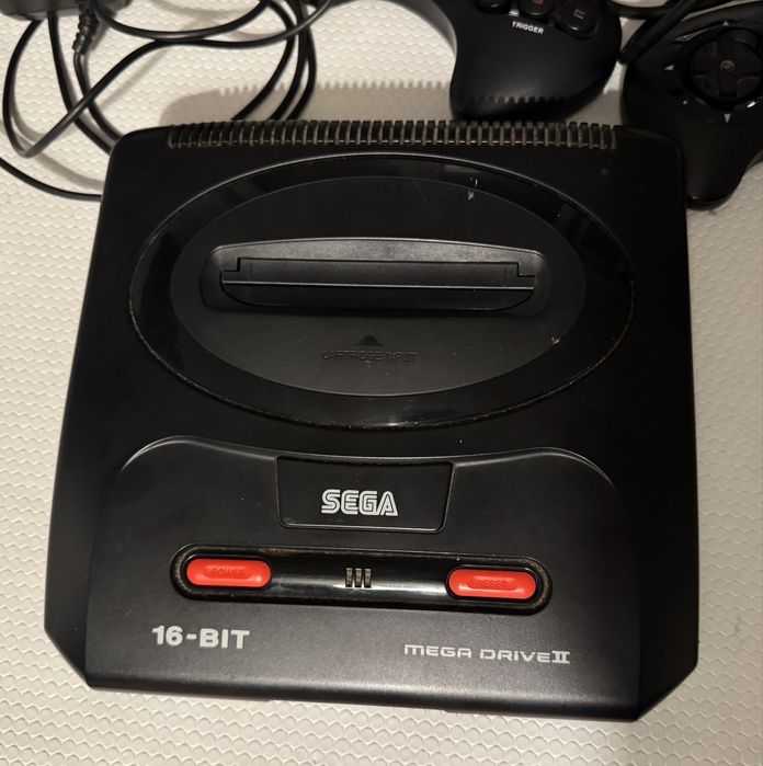 Consola Sega Mega Drive II + comandos + jogos