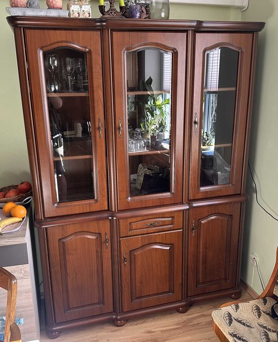 Szafa, ciemno brązowy mebel kuchenny, do pokoju.