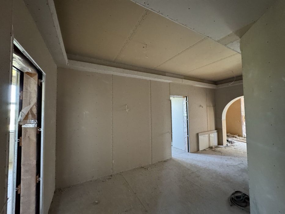 Просторий маєток з басейном — ідеальний варіант для родини чи бізнесу!