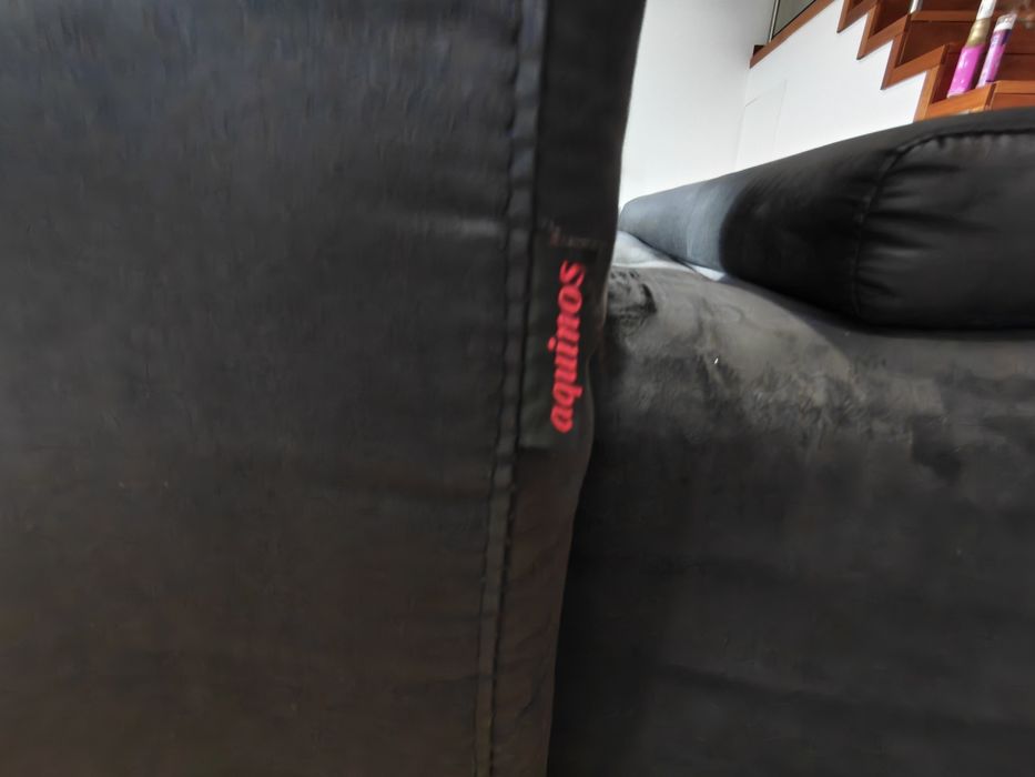 Sofá Aquinos preto com chaise longue