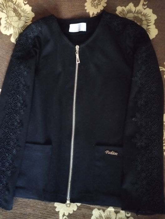 Продам пиджак для девочки в отличном состоянии. .