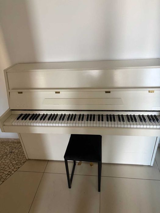 Używane pianino Nordiska Piano – eleganckie białe pianino akustyczne