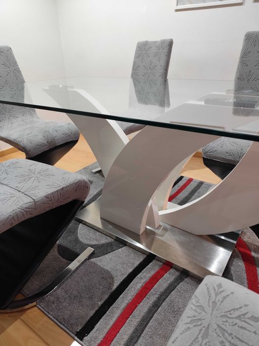 Mesa de jantar de vidro + oferta de cadeiras