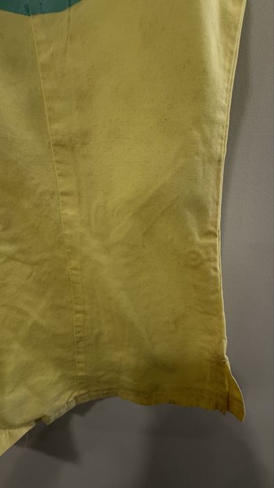 Camisa amarela com estampa tropical e número 8