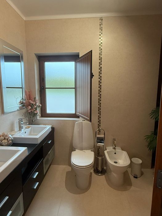 Quarto mobilado com WC privativo – Zona nobre de Torres Novas