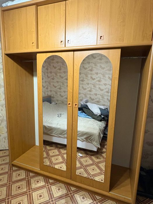 Шафа-купе з дзеркалами, містка та в хорошому стані