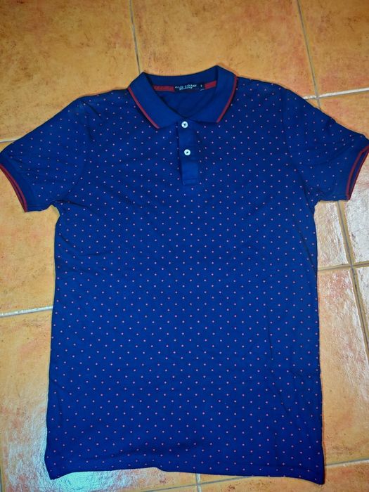 Polo azul com pintas bordeaux