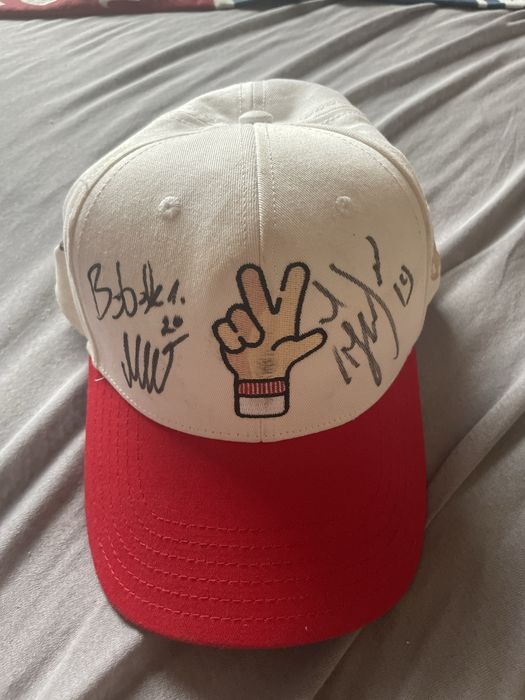Czapka lks z podpisami pilkarzy.
