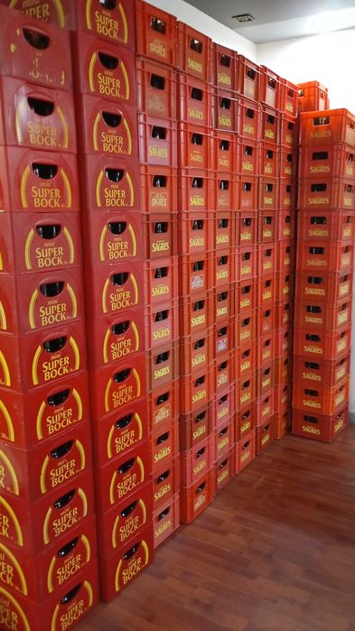 Copos , chávenas , mesas , cadeiras , grades cerveja