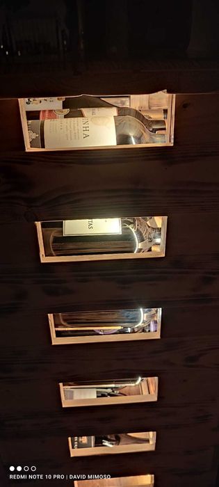 Garrafeira Artesanal Única em Pinho – Iluminada, Detalhes Caixas de Vinho