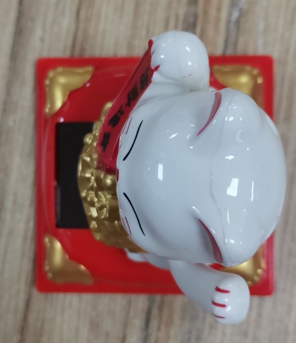Gatinho que mexe a para, movido por energia solar.