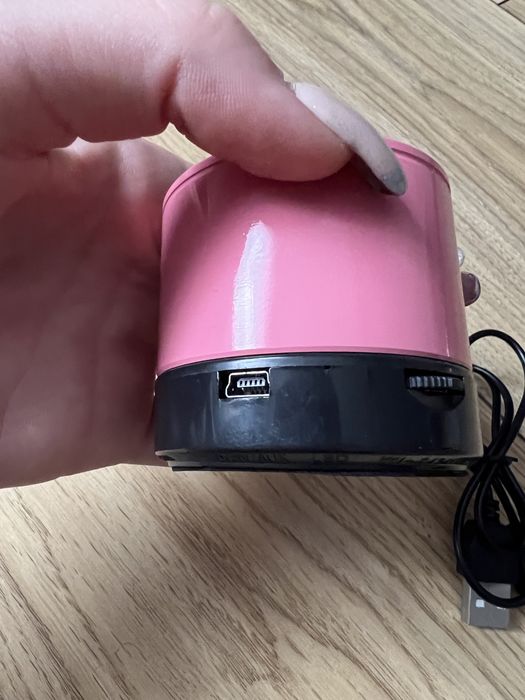 Mini głośnik z kablem w zestawie
