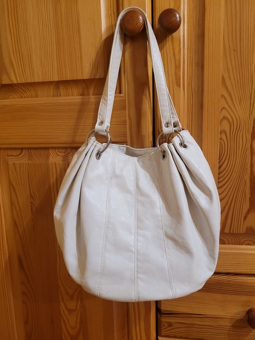 Biała torebka do ręki.