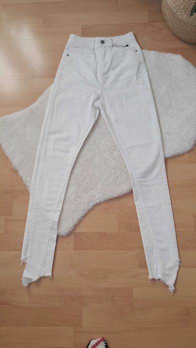 Białe spodnie jeans Boohoo wysoki stan rozmiar XS