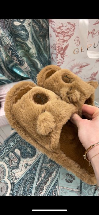 Капібари. Капці з капібарою. Тапки капібари. Шльопанці коричневі